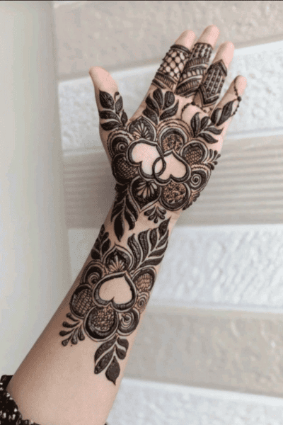 Heart-Shaped Mehndi Design: